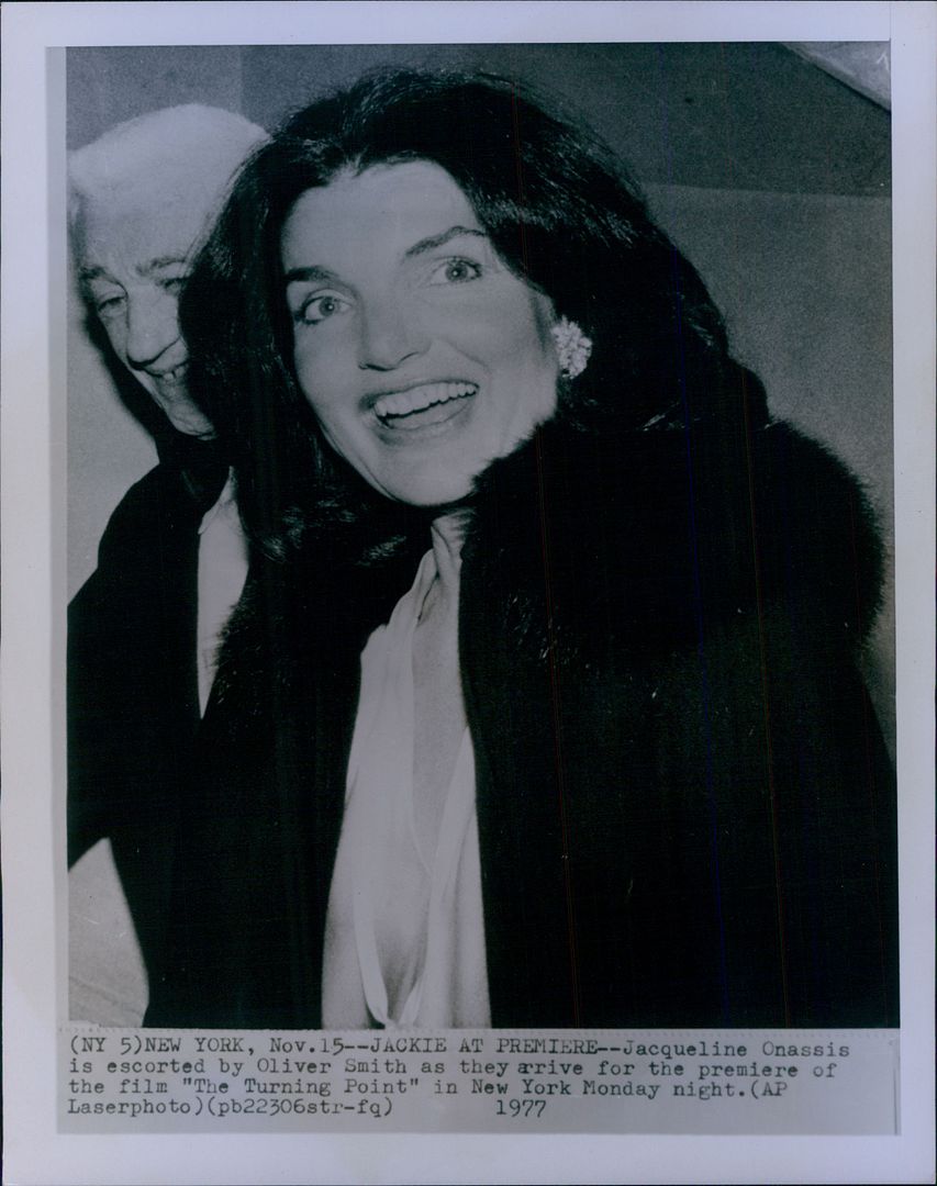 1977 Beautiful Jackie Onassis w/Oliver Smith in NY Wire Photo